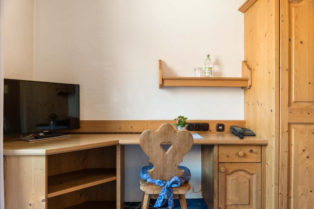TV a/nebo společenská místnost v ubytování Hotel Fischerwirt