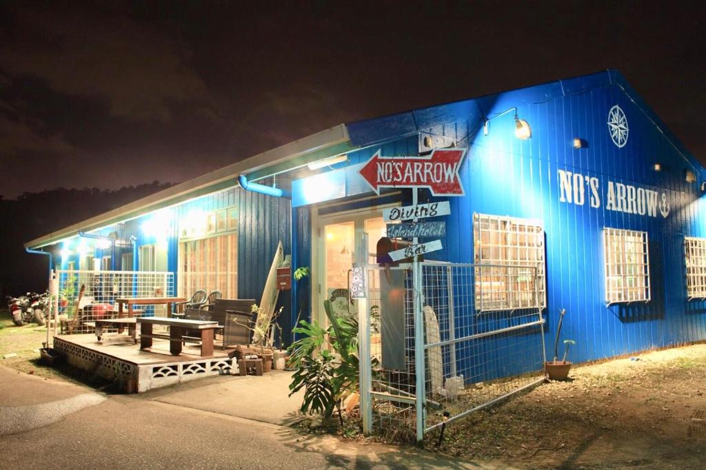 ein Gebäude mit blauem Licht in der Nacht in der Unterkunft 秘密基地 NO's ARROW ノーズアロー in Onna