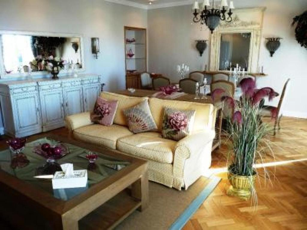 カンヌにあるCharming 2 bedroom apt in Central Cannes walking distance to beaches Croisette and the Palais 678のリビングルーム(ソファ、テーブル付)