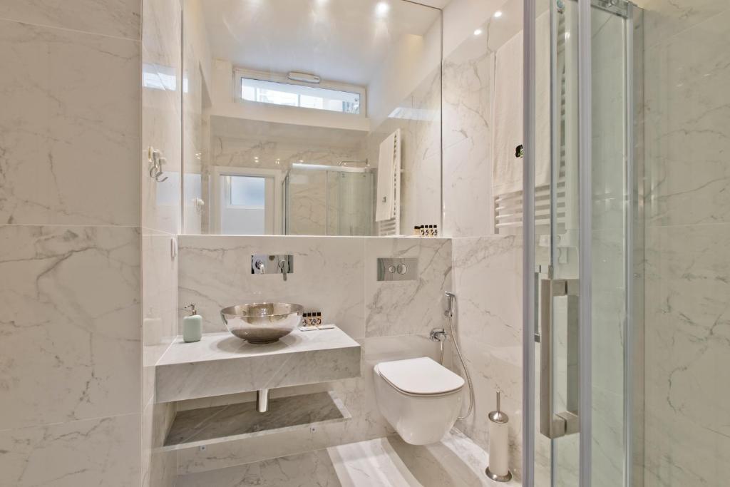 リスボンにあるBmyGuest - Exclusive Downtown Apartmentのバスルーム(トイレ、洗面台、シャワー付)