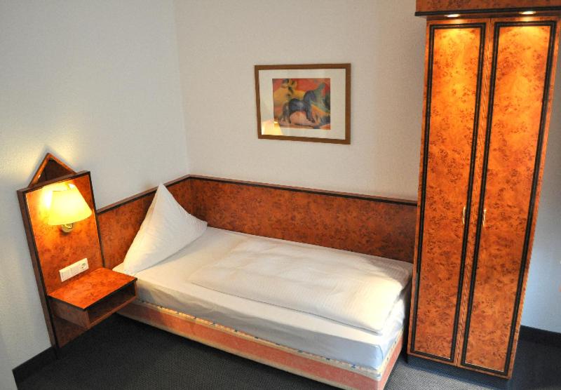 Postel nebo postele na pokoji v ubytování Trip Inn Hotel Minerva Frankfurt