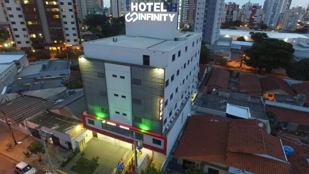 un edificio con un cartel de la compañía hotelera encima en Infinity Hotel en Goiânia