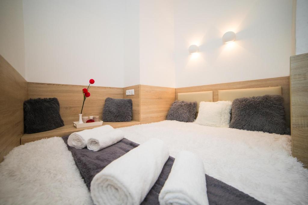 een slaapkamer met een groot bed en handdoeken bij Mini Economy apartments in the central part of Lviv- Krekhivska 7 in Lviv