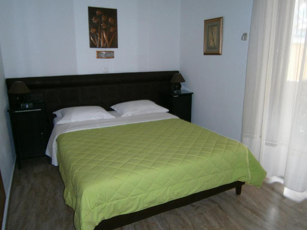 Postel nebo postele na pokoji v ubytování Antonios Rooms