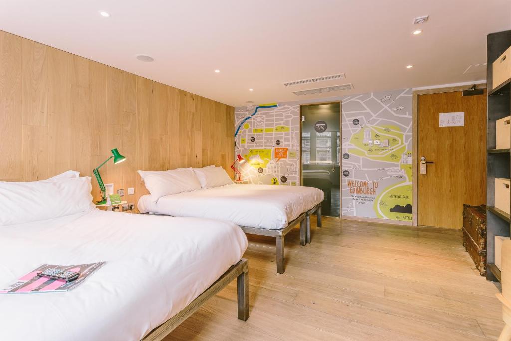 una camera d'albergo con due letti e una mappa sul muro di Grassmarket Hotel a Edimburgo