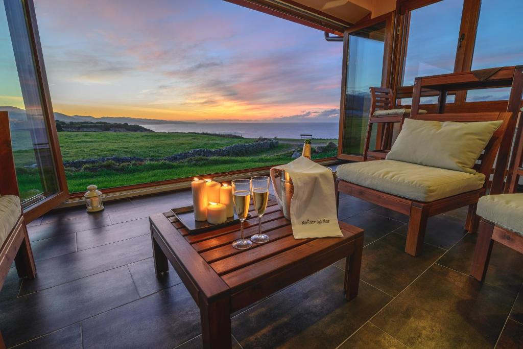 ein Zimmer mit einem Tisch mit Kerzen und einem Sofa in der Unterkunft Mirador del Mar in Oviñana