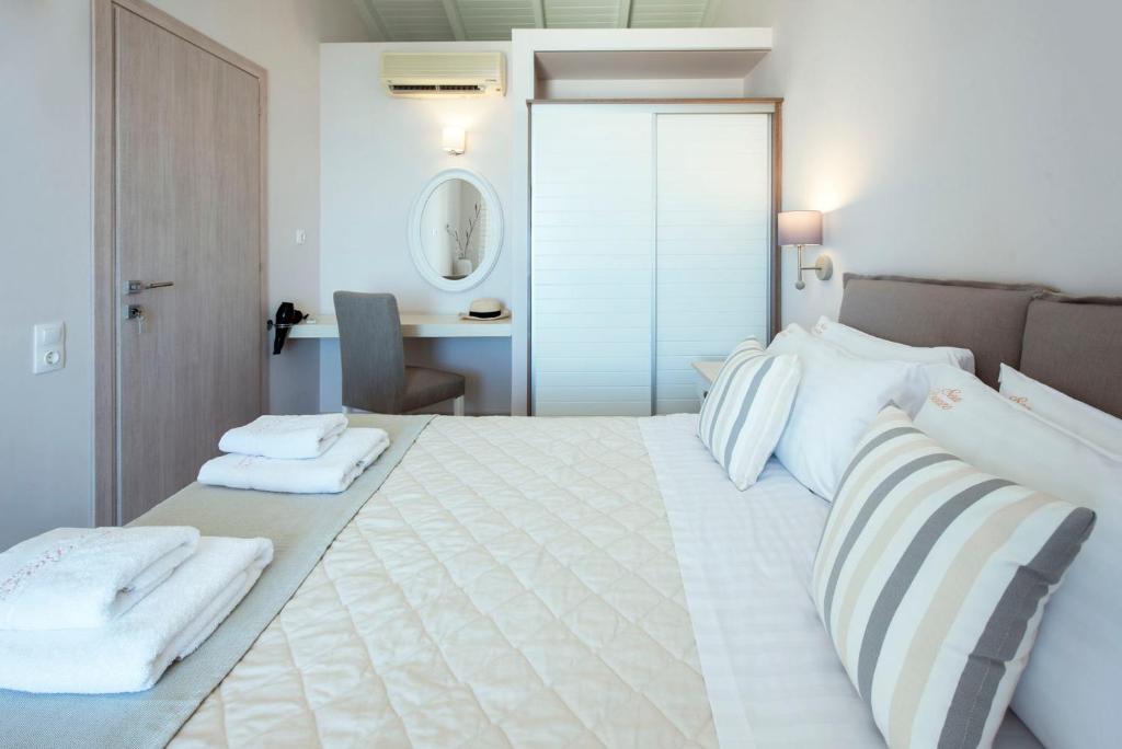 Postel nebo postele na pokoji v ubytování Sea Breeze Hotel & Apartments