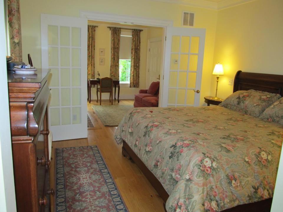 Compass Rose Inn - King Suite - 1