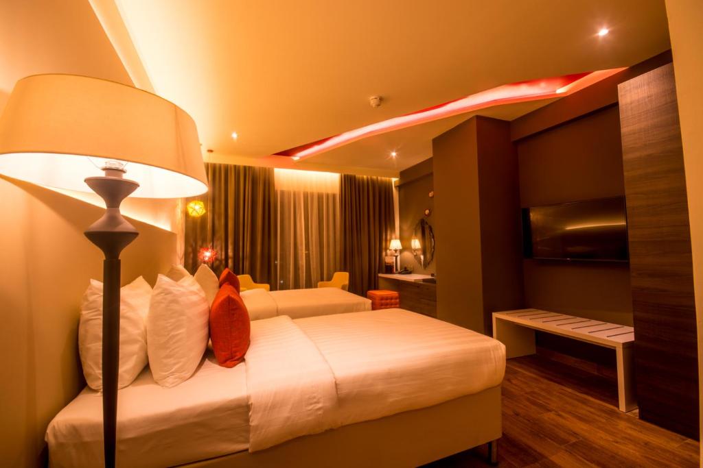 Postel nebo postele na pokoji v ubytování Carnelian Muscat - Airport Hotel