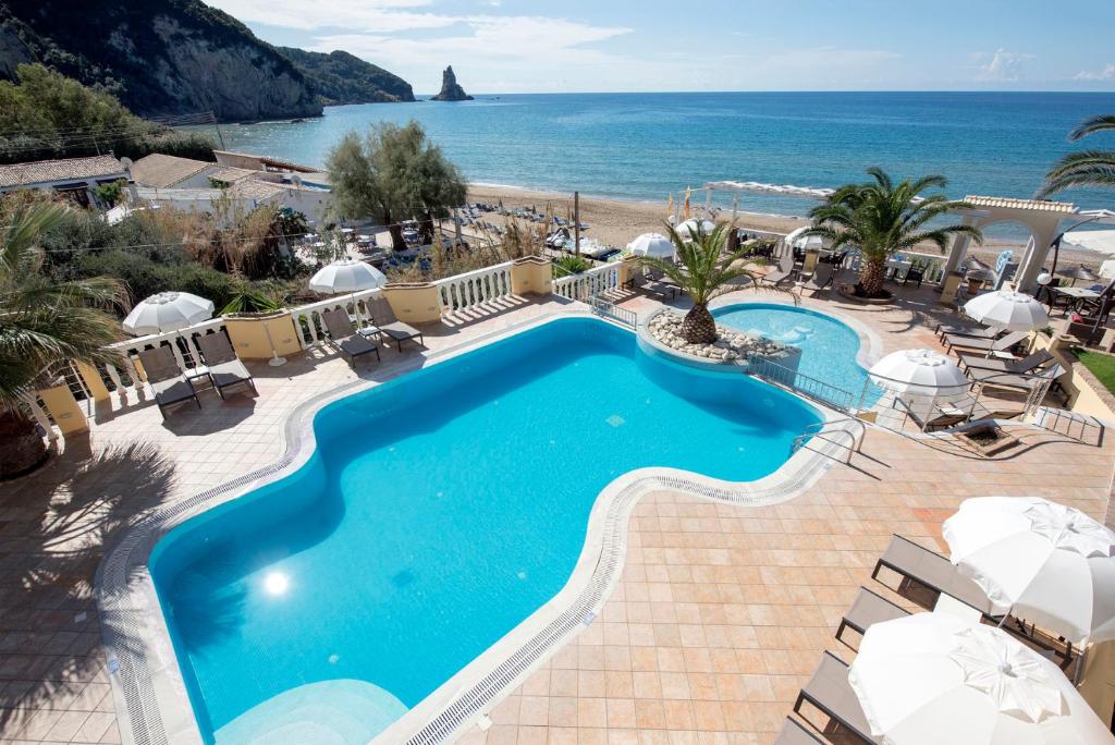 Bazén v ubytování Sea Breeze Hotel & Apartments nebo v jeho okolí