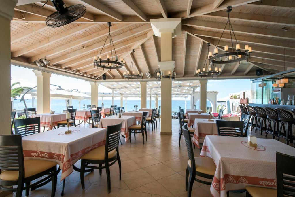 Restaurace v ubytování Sea Breeze Hotel & Apartments