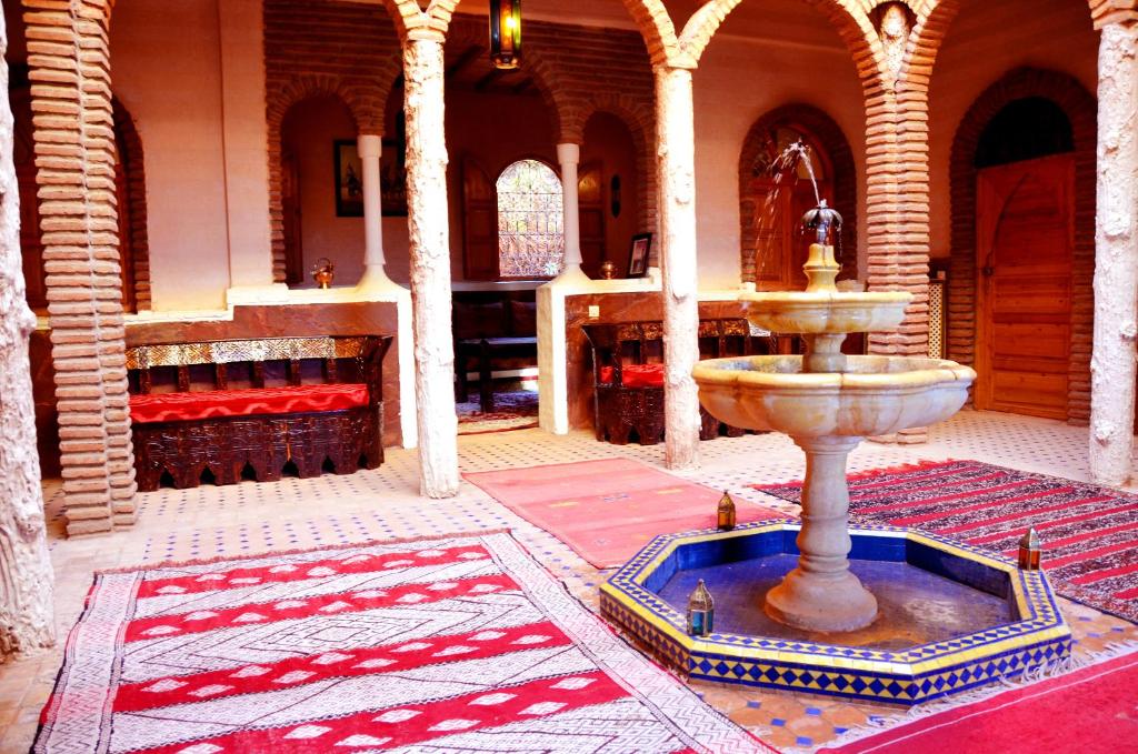 une fontaine au milieu d'une pièce dans l'établissement Latifa House, à Marrakech