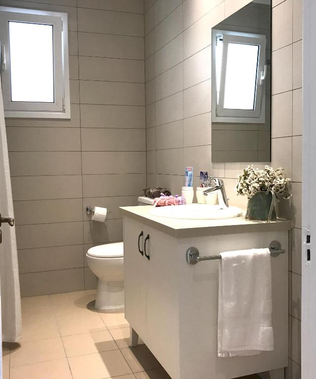 Koupelna v ubytování Avgi's Home