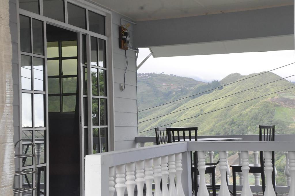 Azrien Homestay Kundasang tesisinde bir balkon veya teras