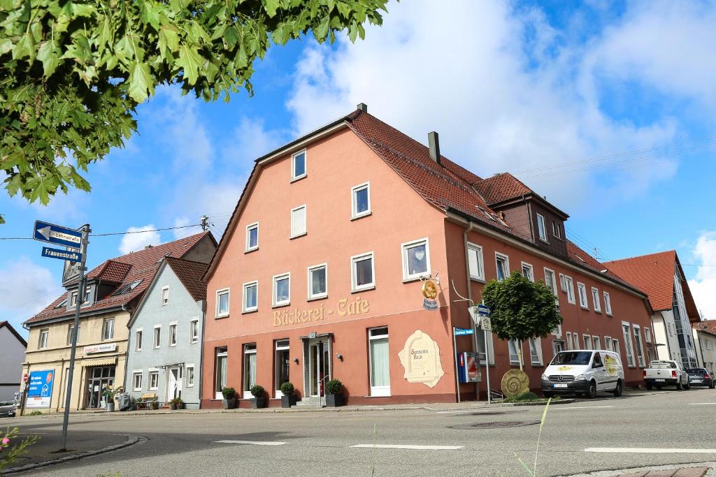 um edifício ao lado de uma rua em Germania Beck em Hülben