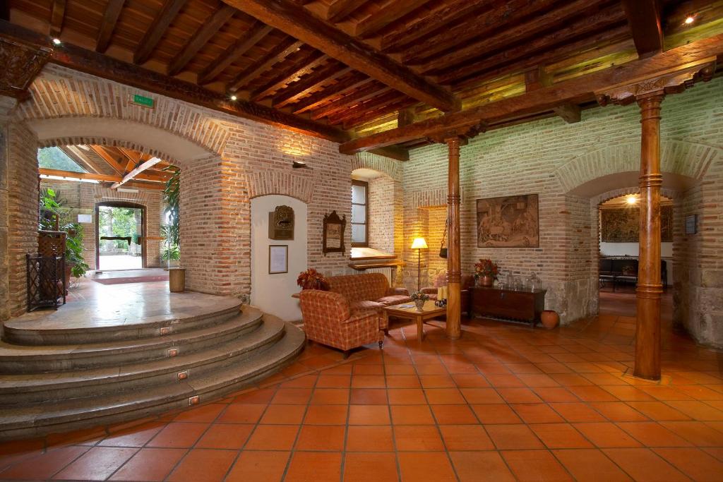A seating area at Hotel Real Monasterio de San Zoilo