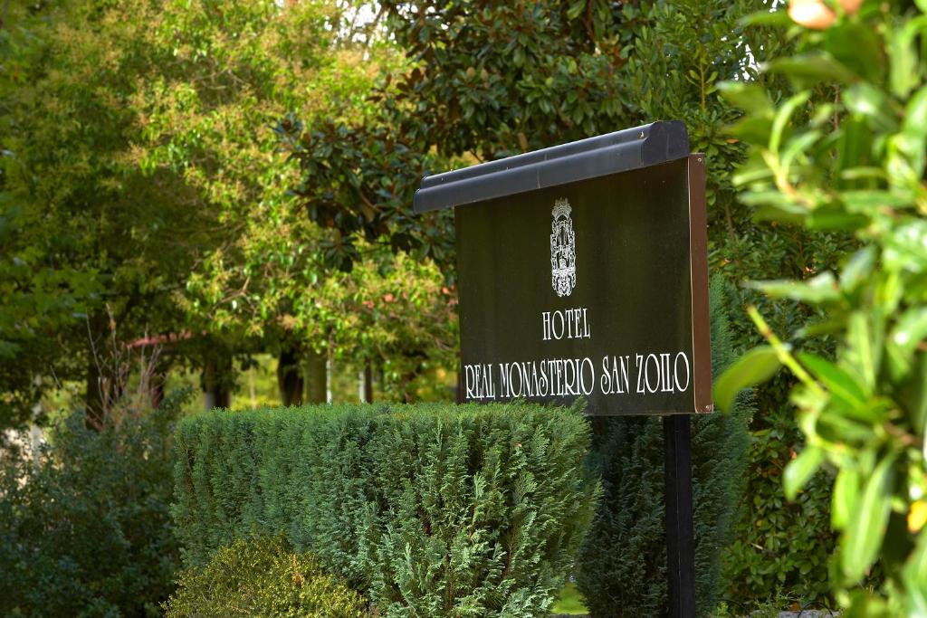 A garden outside Hotel Real Monasterio de San Zoilo