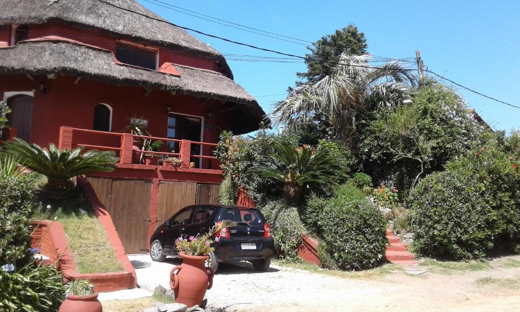 una casa con un coche aparcado delante de ella en Rumba2, en Punta del Este