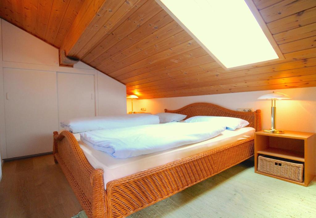 um quarto com 2 camas num sótão em Lindenschlösschen & Schlossgarten em Garmisch-Partenkirchen
