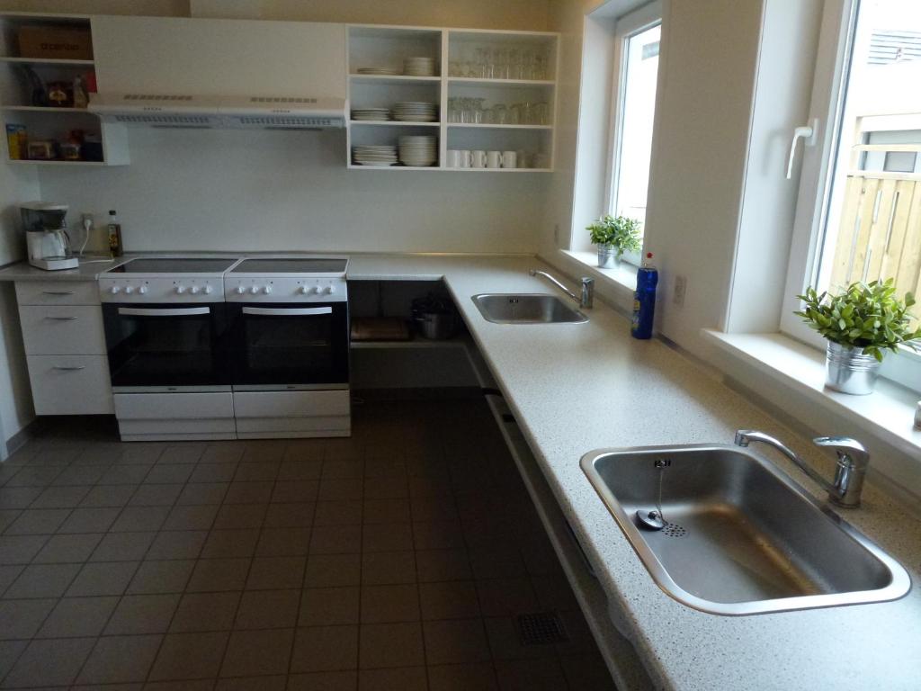 Kuchyň nebo kuchyňský kout v ubytování Danhostel Frederikshavn City