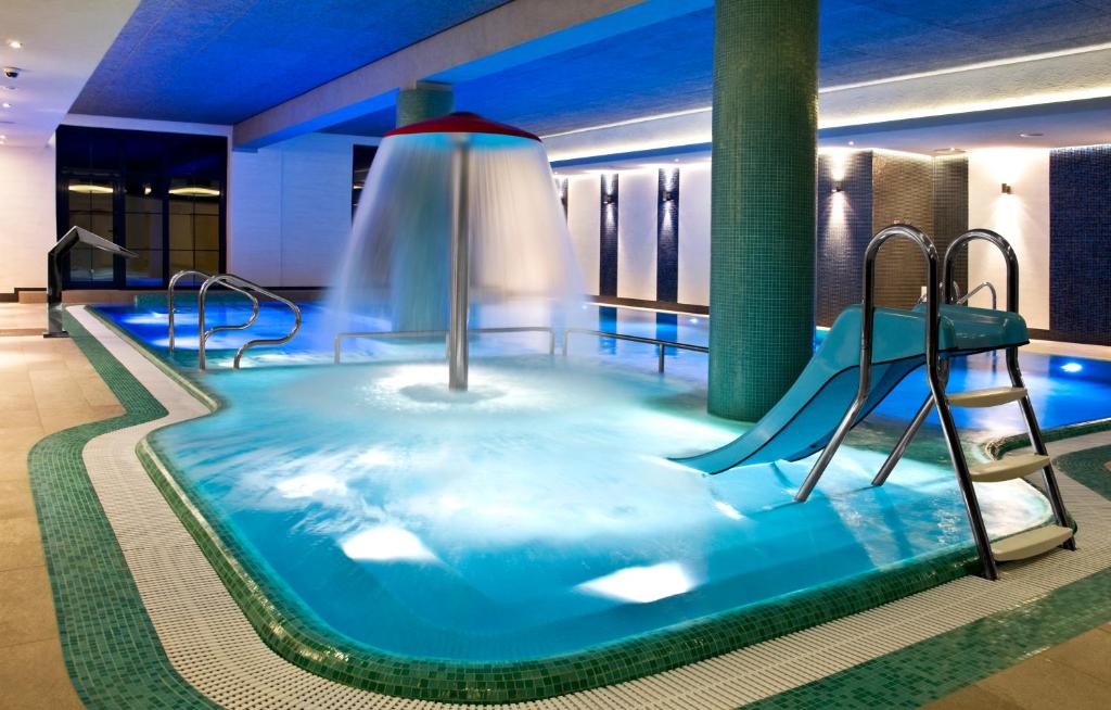 Bazén v ubytování Hotel Młyn Aqua Spa nebo v jeho okolí