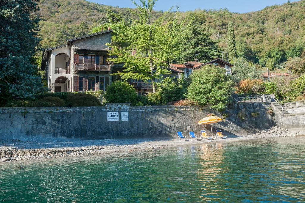 The swimming pool at or close to Villa Il Cigno lakeside