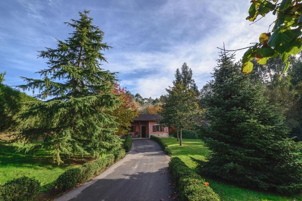 a driveway leading to a house with trees at La Casina de Punticiella in El Pito