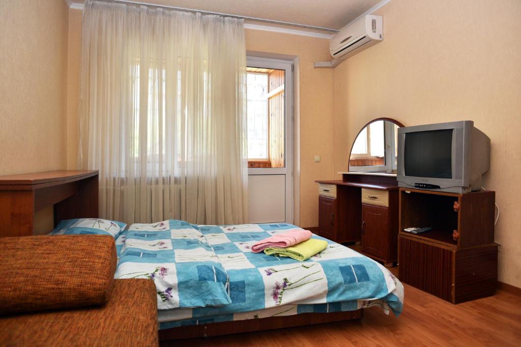 1 dormitorio con 1 cama, TV y ventana en Квартира по проспекту Героев Сталинграда, 13 (Оболонь), en Kiev