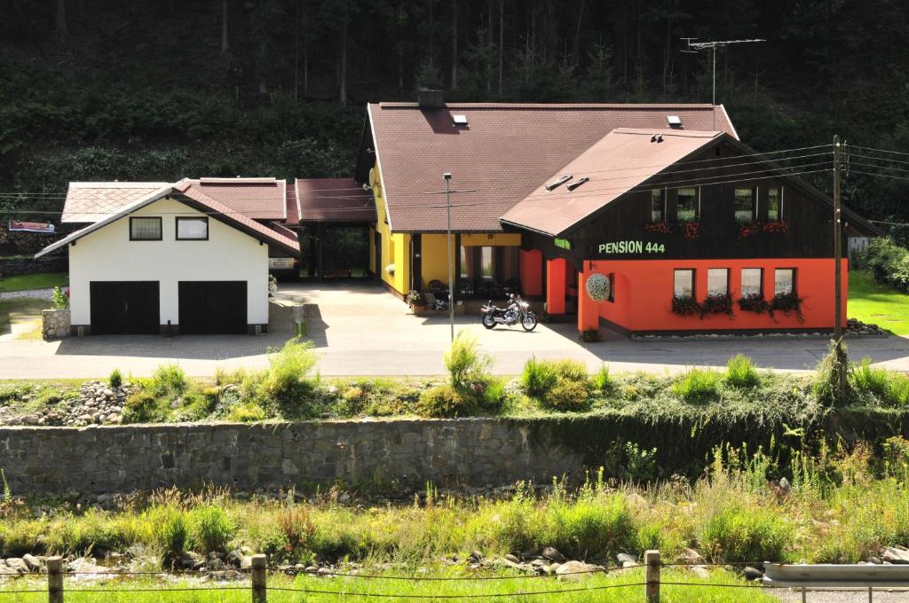 een rode bus geparkeerd voor een gebouw bij Pension 444 - Ski Resort Herlikovice and Bubakov in Vrchlabí