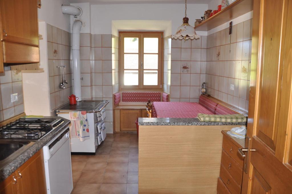uma cozinha com um fogão e uma bancada em Casa "Berto e Costantina" CIPAT 22253 em Tregiovo
