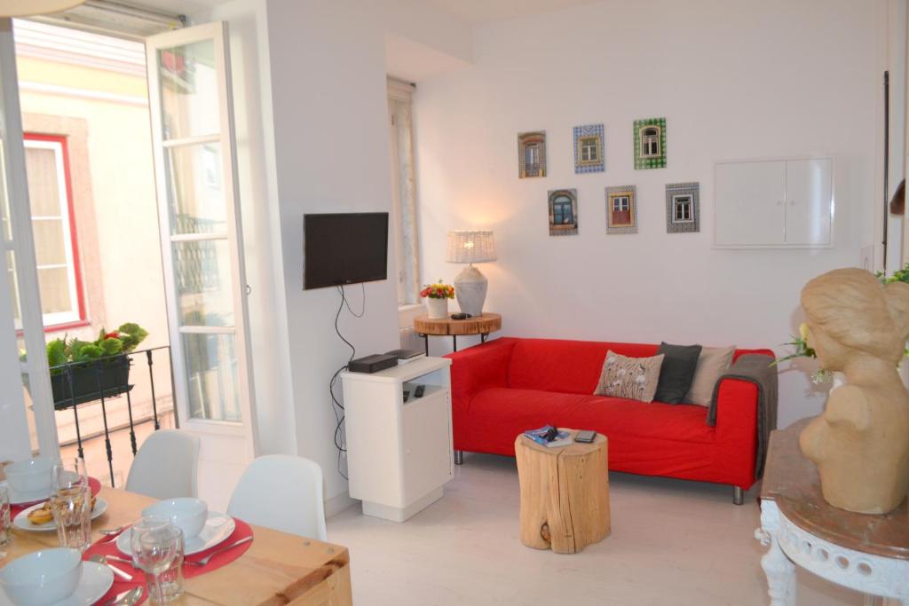 リスボンにあるTP Farinhas 5, Lisbon Downtownのリビングルーム(赤いソファ、テレビ付)