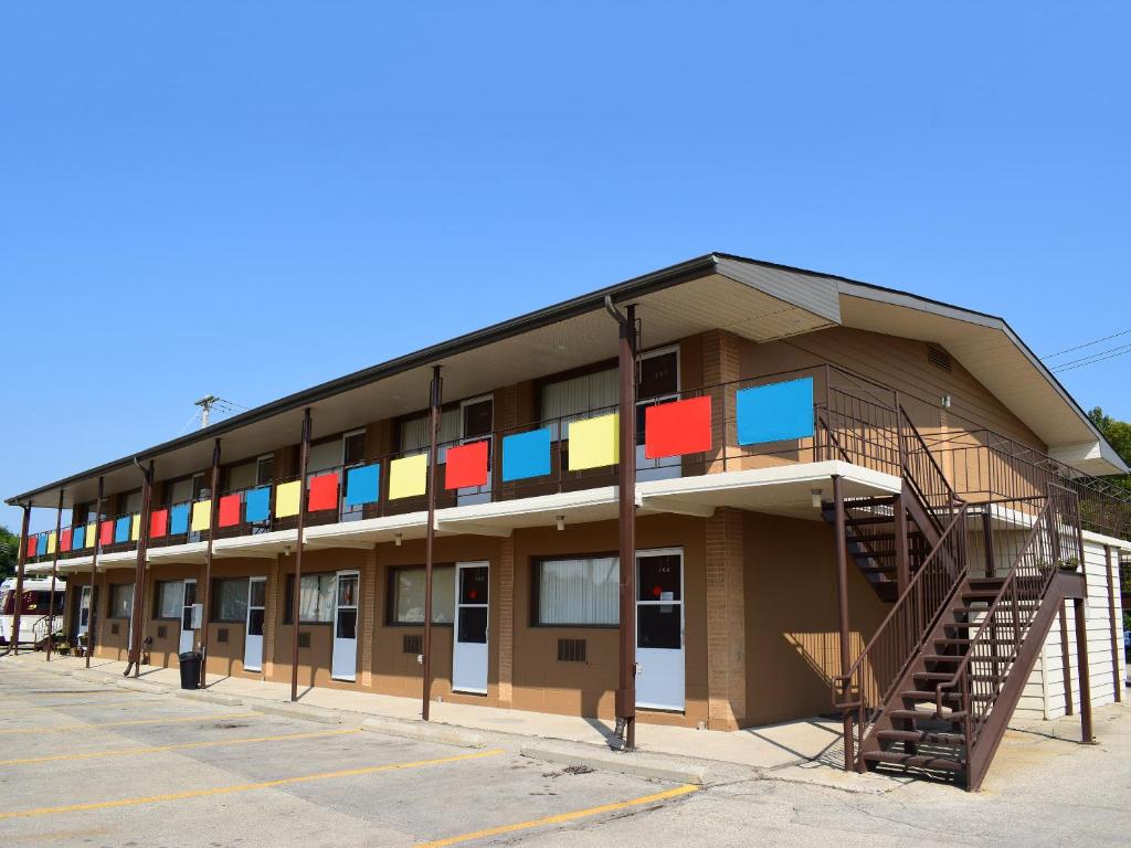 un edificio con plazas coloridas a un lado. en Westgate Inn, en Portage La Prairie