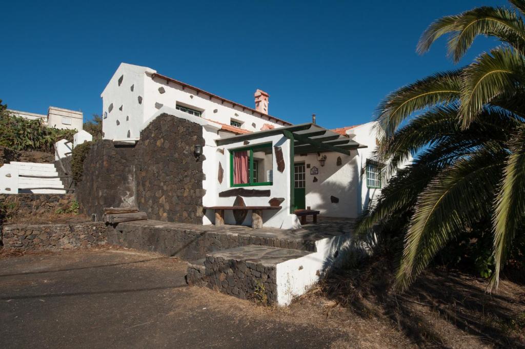 a house with a palm tree in front of it at Casa Abuela María in Isora