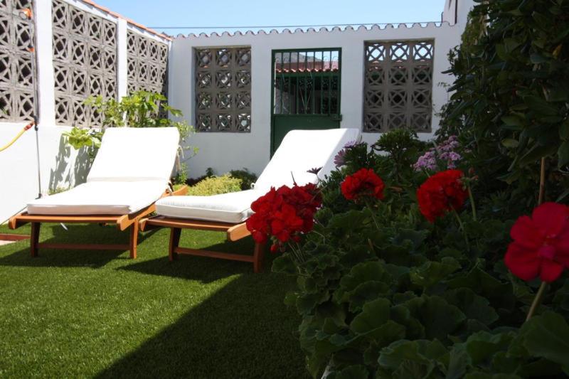 A garden outside Apartments Playa La Aldea