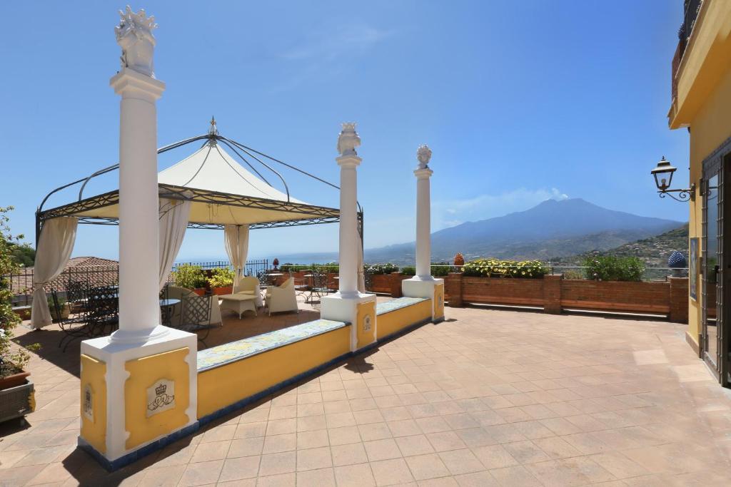 einen Pavillon mit einem Pavillon auf einer Terrasse in der Unterkunft Villa Angela in Taormina