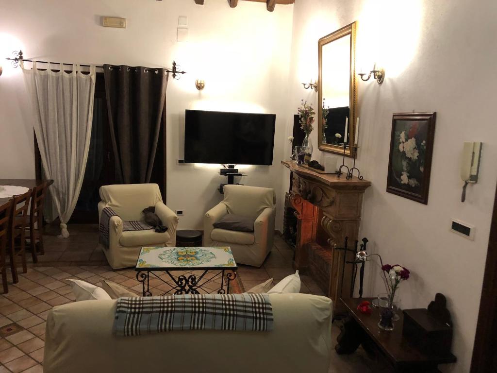 TV a/nebo společenská místnost v ubytování B&B Villa Loriana