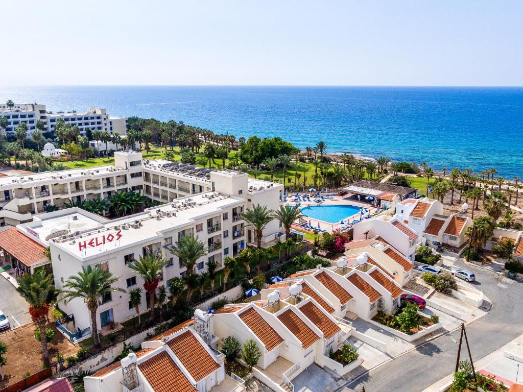 eine Luftansicht auf das Hotel und das Meer in der Unterkunft Helios Bay Hotel and Suites in Paphos City