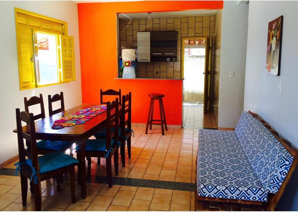 a dining room with a table and chairs at Condomínio Village do Itanhém in Alcobaça