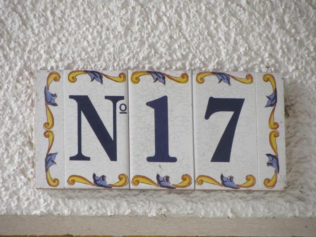 Fewo No. 17- Langgons / Oberkleen في Langgöns: لوحة عليها رقم على الحائط