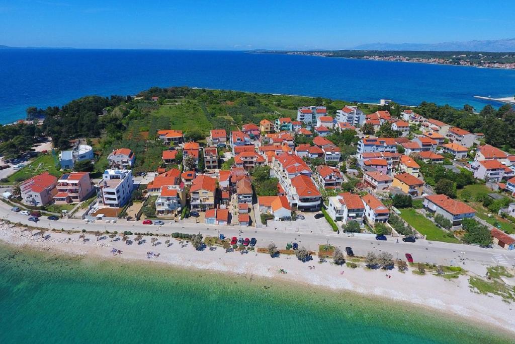 una vista aérea de un complejo en la playa en Studio Apartments Pavin, en Zadar