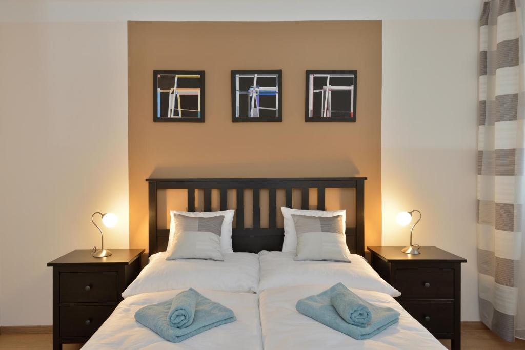 um quarto com uma cama com duas almofadas em Deak Apartment em Budapeste