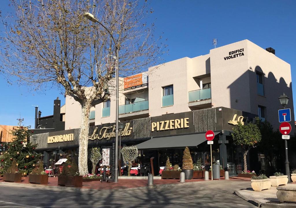 un edificio en una esquina con una tienda en Edifici Violetta, en Empuriabrava