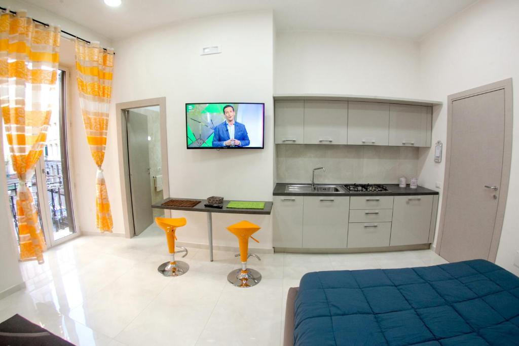 una cucina con letto e TV a parete di Casa del Sol a Napoli