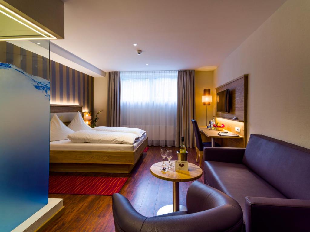 Postel nebo postele na pokoji v ubytování Hotel Asemann Planegg