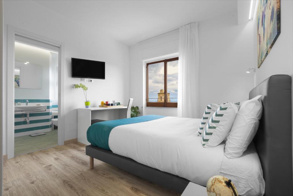 Postel nebo postele na pokoji v ubytování Sirocco Suites