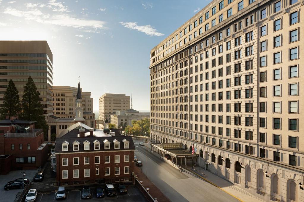 uitzicht op een stad met hoge gebouwen en een straat bij Hotel Du Pont in Wilmington