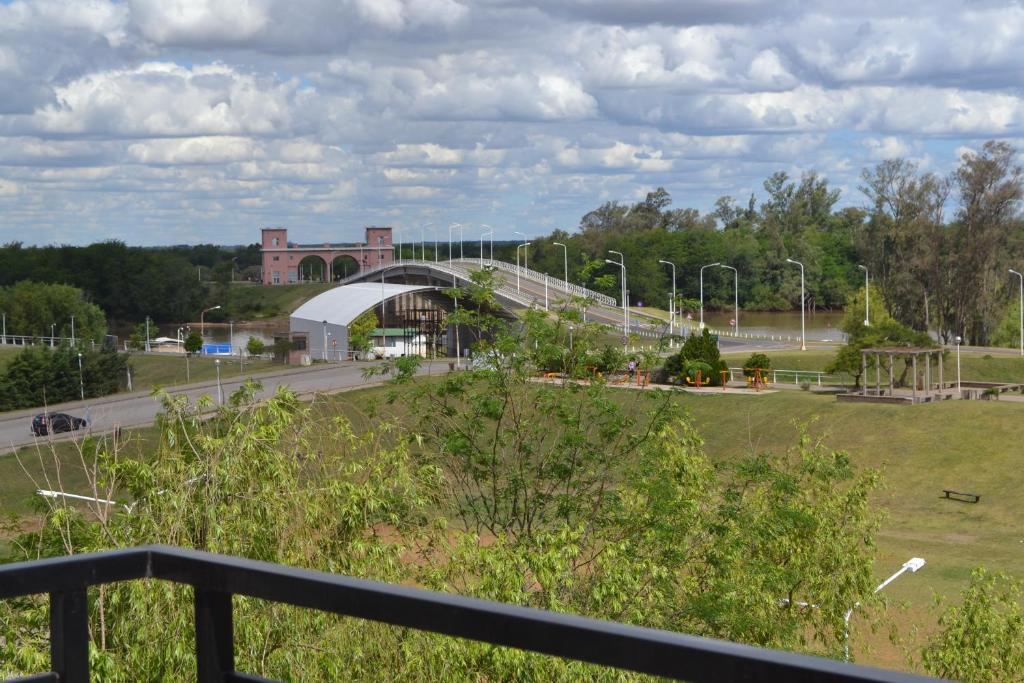 vistas a un parque con un edificio en el fondo en Dpto Horneros en Concepción del Uruguay