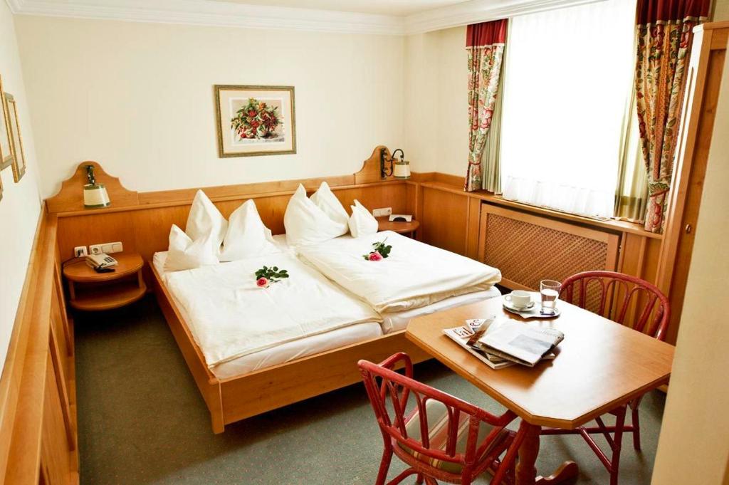 Postel nebo postele na pokoji v ubytování Hotel Lindner