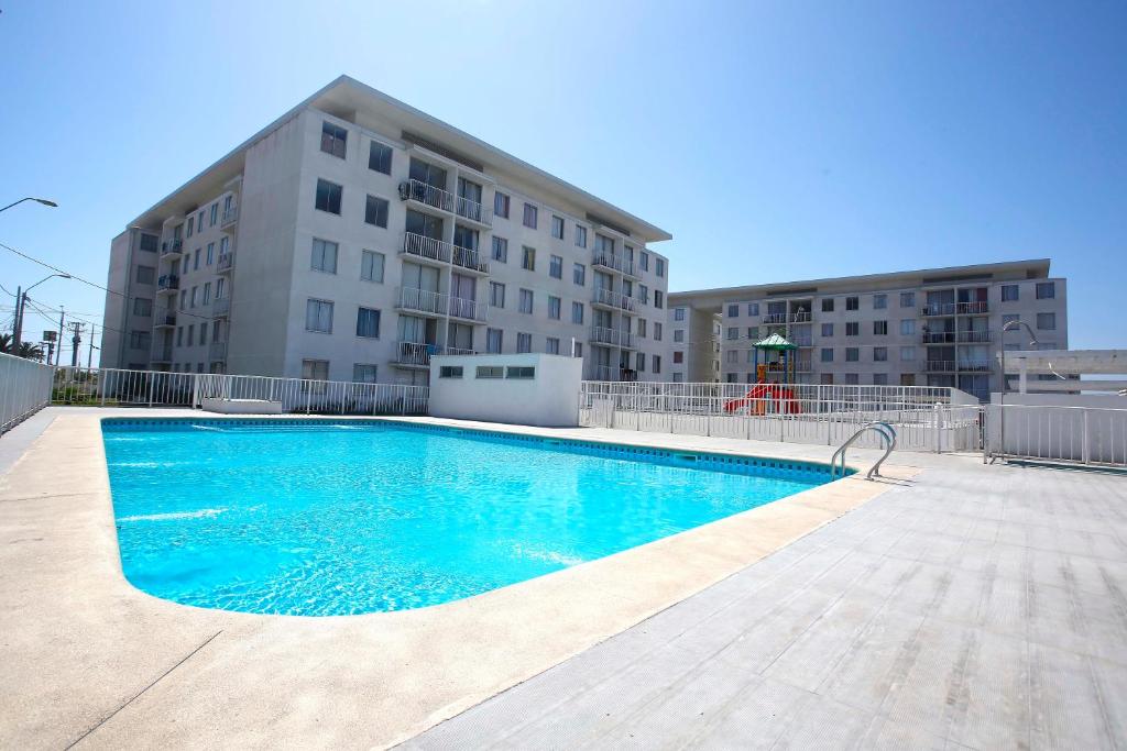 una piscina frente a un edificio en Departamento La Serena, en La Serena