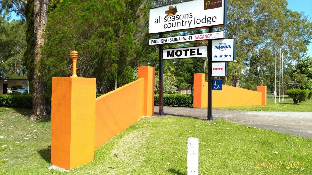 a sign on the side of a road at All Seasons Country Lodge in Taree